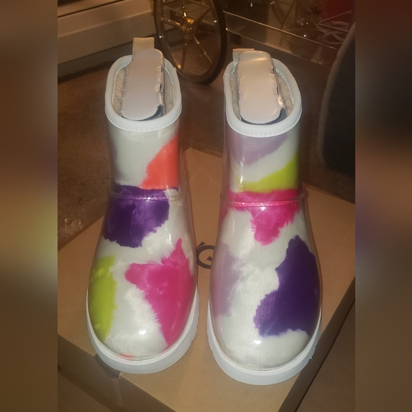 Ugg Mini Party Spots - Picture 3 of 5